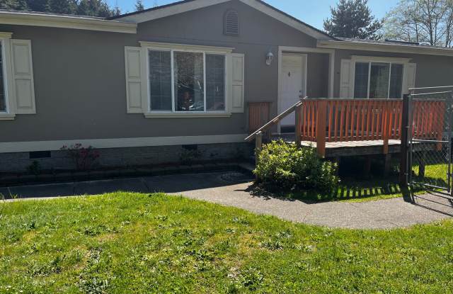 Spacious 3 bed/2bath in Town, but Country feel! photos photos