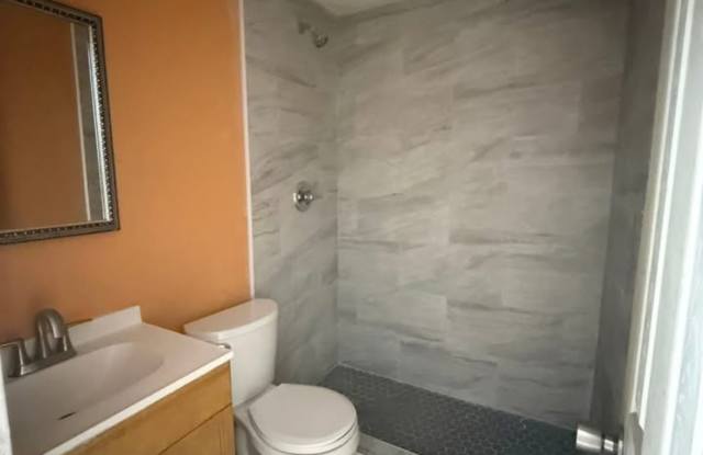 810 1/2 West 7th Street photos photos