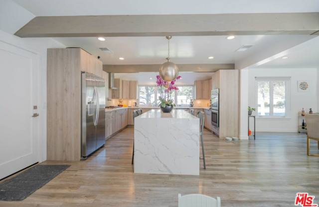 2760 East Glenoaks Boulevard Gallery 3
