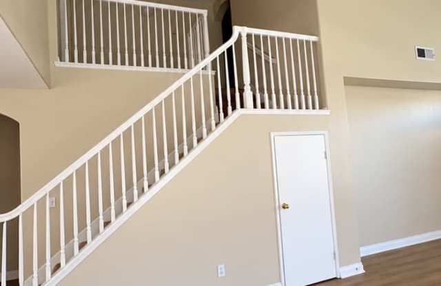 Spacious, Comfortable & Ready to Welcome You Home! Gallery 4