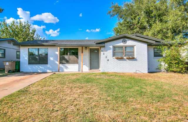 6 MONTH LEASE! Super cute 4 bedroom, 2.5 bath home AVAILABLE NOW! - 1234 East 24th Street, San Angelo, TX 76903