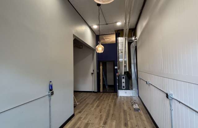 2117 1/2 Main Street Gallery 1