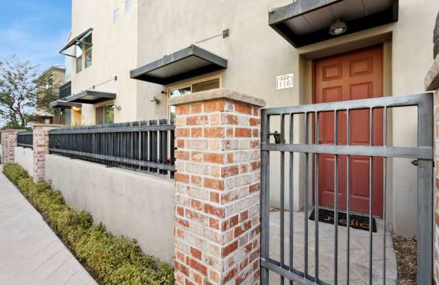 Modern 3-bedroom, 2.5-bathroom townhome photos photos
