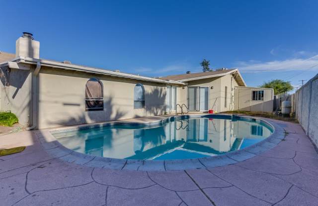 GORGEOUS 5 BEDROOM, 3 BATH PERFECTLY POSITIONED BETWEEN ASU  OLD TOWN SCOTTSDALE - 1708 North Daffodil Street, Tempe, AZ 85281