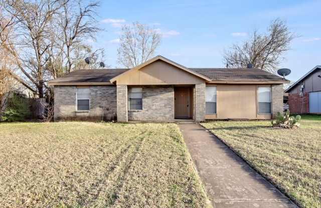 1222 Oakbluff Drive - 1222 Oakbluff Drive, Lancaster, TX 75146