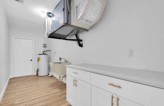 4 Bedroom in Palmetto Available Now! - Free Application Gallery 4