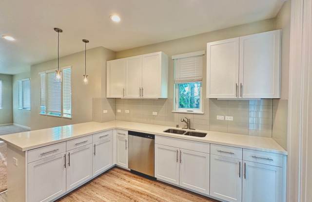 $3,390 / 2 BR - STUNNING MODEL TOWN HOME IN CENTRAL FREMONT photos photos