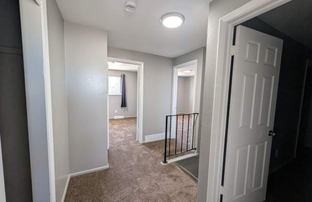 COMFORTABLE 4 BEDROOM TOWNHOME IN AURORA Gallery 1