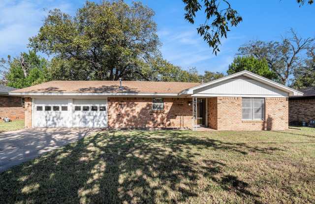 Great 3 Bedroom with Detached Workshop and we will do the Lawn! photos photos Great 3 Bedroom with Detached Workshop and we will do the Lawn! photos photos