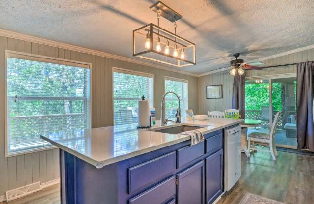 Fully Furnished, Beaver Lake Area 3 bed 2 bath home, Large Deck, Fenced in Yard Gallery 4