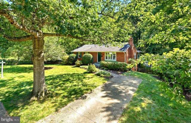 Lovely, updated rambler with finished walk-out basement! Gallery 3