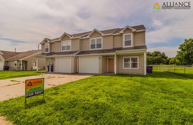 Spacious Duplex ~ Open Kitchen with Breakfast Bar! photos photos