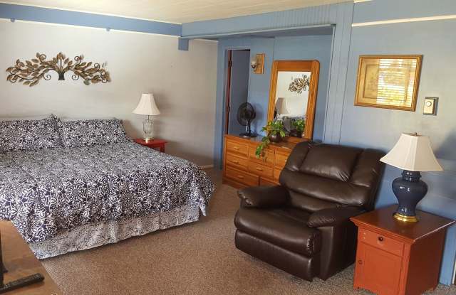ROSE TREE INN - UPTOWN SEDONA- FURNISHED STUDIO- CABLE TV, WIFI, UTILITIES INCLUDED! - 376 Cedar Street, Sedona, AZ 86336