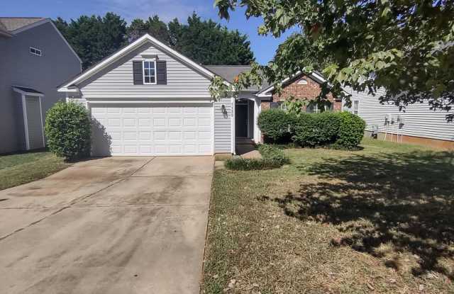 Pristinel Ranch Style Home located in the Oakdale Green Community! - 1139 Hipp Road, Charlotte, NC 28216