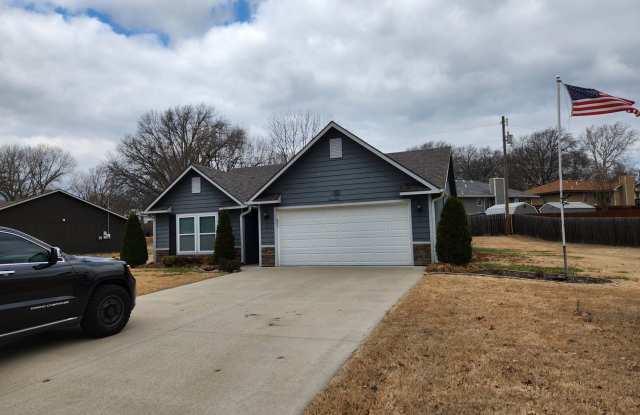 Beautiful newer home with everything on main level in Seaman Schools Gallery 1