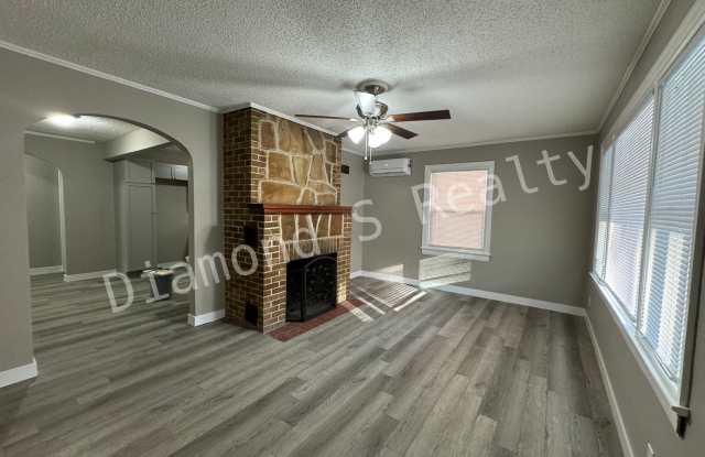Updated 2 bedroom Home - Great Location Gallery 4