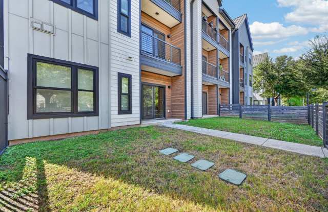 East Austin 2 bedroom Condo w/ Fenced In Yard! Gallery 1