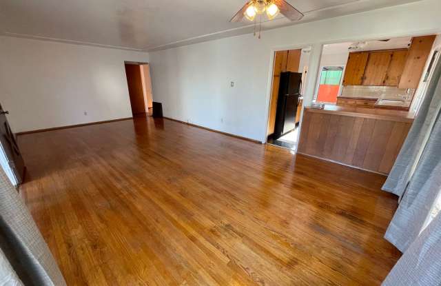 Charming 3BR/2BA Home Nestled in the Hills of South Ocean Beach - All Utilities Included photos photos