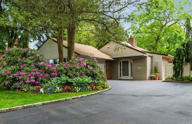 44 Saddle Ln - 44 Saddle Lane, Roslyn Heights, NY 11577