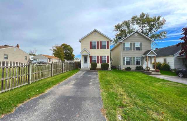 Enjoy easy living in this well kept 3 bedroom, 1.5 bath home. Gallery 3
