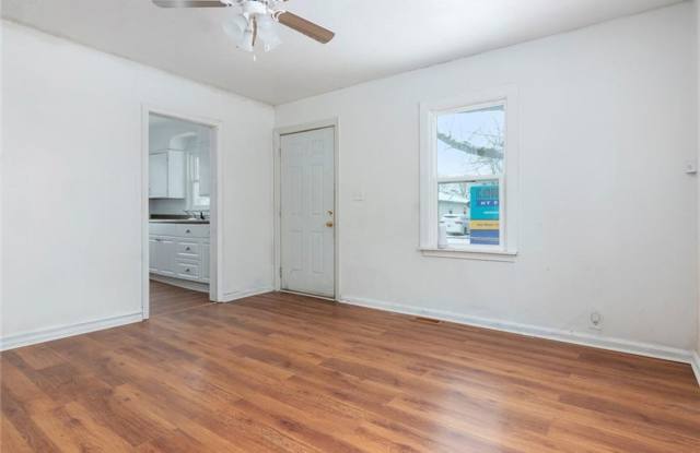 Nice Two Bedroom Home Located Near Lynhurst Dr and West Washington St Gallery 4