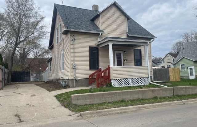 Spacious 2 BD/ 2 BA Home - 110 South 5th Avenue West, Newton, IA 50208 Spacious 2 BD/ 2 BA Home - 110 South 5th Avenue West, Newton, IA 50208
