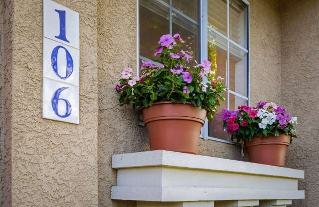 Beautiful 2 bd Townhome In Gated Community Gallery 4