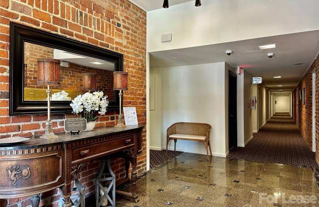 229 N Poplar Street Gallery 3
