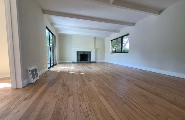 Spacious 3 BR | 2.5 BA Menlo Park Home with Expansive Yard and Flex Spaces Gallery 4