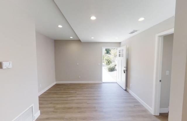 3BD/1BA on 63rd! Gallery 4