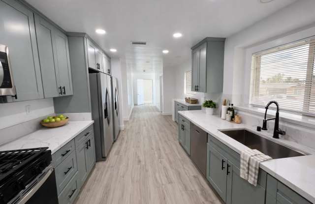 Large 7 RM POOL House on East Falls View! Prime Location! Easily Fits 6-10 People Gallery 4
