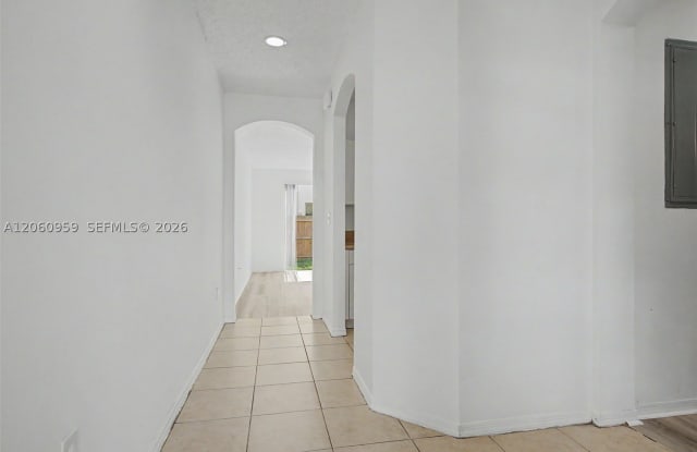 975 NE 42nd Ter Gallery 4