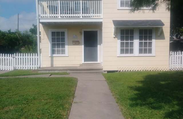 Nice 2-1-1 Located close to downtown and Ocean Dr. - 2861 Austin Street, Corpus Christi, TX 78404