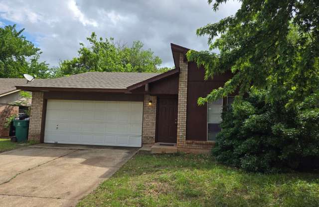 2 Miles to Tinker!! - 5212 Evanbrook Terrace, Oklahoma City, OK 73135