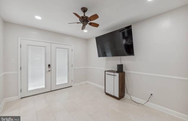 6008 WATERBURY Court Gallery 3