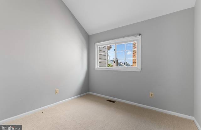 5142 WOODFORD Drive Gallery 3