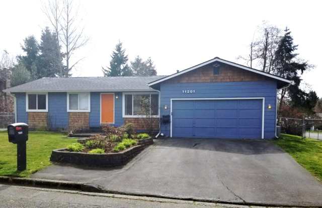 Kent east hill Ranch Rambler corner lot home, 3 bedroom 2 bath w/bonus room & large deck! photos photos