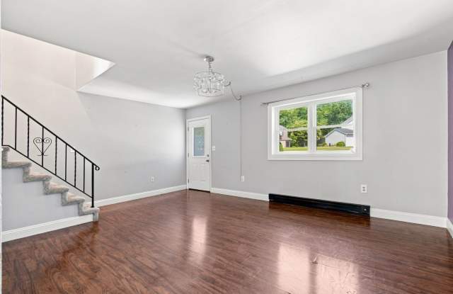 Spacious 3BR/2BA Home with Private Yard & Driveway Gallery 4