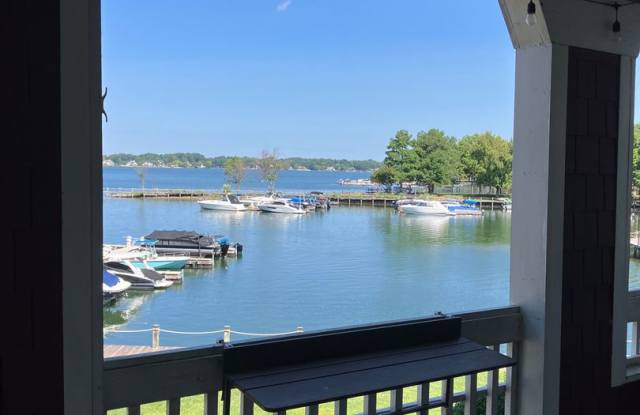 Lovely Waterfront Condo Davidson Gallery 3