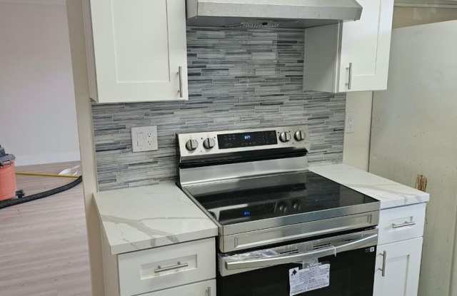 Beautifully remodeled 2-bedroom, 1-bathroom unit in a convenient San Diego location. Gallery 3