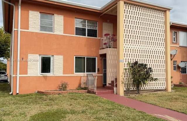 3671 SW 10th St photos photos