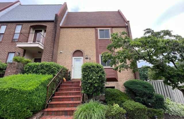 Gorgeous 4 Bed 3.5 Bath End-Unit Townhome With Deck  Yard In Tysons Court photos photos