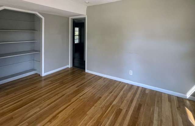 3 Bed / 1 Bath in Colorado City, TX — Original Wood Floors, Pantry & Laundry Room Gallery 3