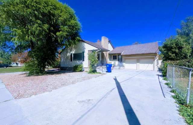 Huge home with 2 kitchens and 2 laundry rooms, PERFECT HOME TO SHARE!! Gallery 1