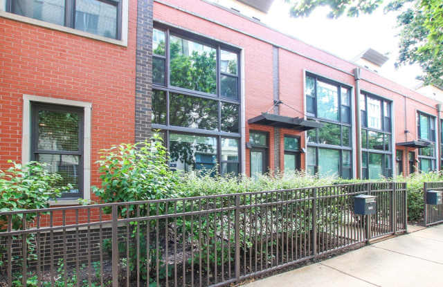 945 N Kingsbury Street photos photos