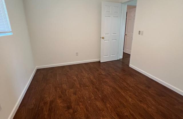 Upgraded 2b/1b duplex for rent! photos photos
