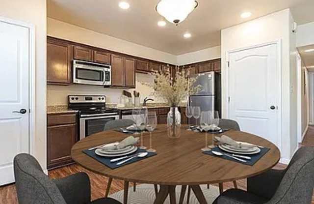 302 W San Antonio photos photos