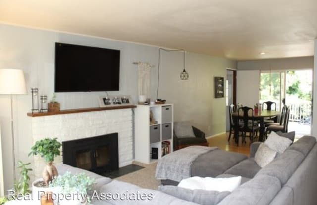 11826 NE 74th St - 11826 Northeast 74th Street, Kirkland, WA 98033