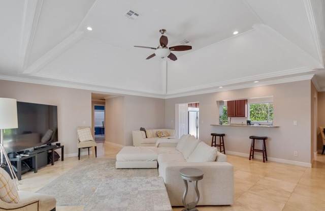 527 E Causeway Boulevard Gallery 2