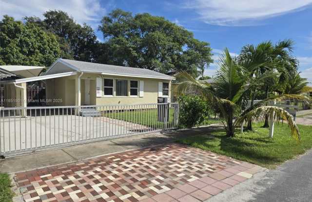 330 SW 13th St photos photos